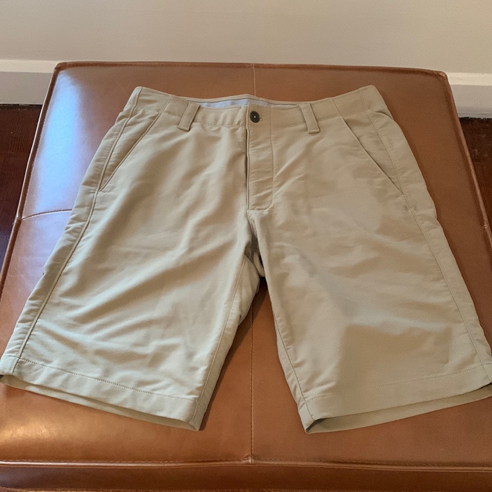 NWOT Under Armour Men’s Heat Gear Khaki Shorts, Sz 32